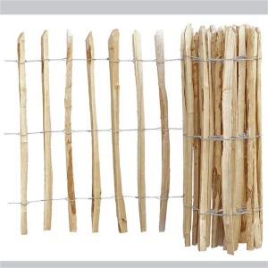 Staketenzaun aus unbehandelter Berg-Haselnuss, 0,9x5 m, Lattenabstand 3-5 cm.