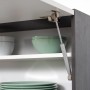 Detailaufnahme eines Oberschranks der Respekta Premium Winkelküche in Weiß Hochglanz-Eiche Grau mit geöffneter Lifttür.