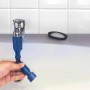 baliv Universal-Montageschlüssel 19in1 im Einsatz an einem Wasserhahn im Waschbecken.