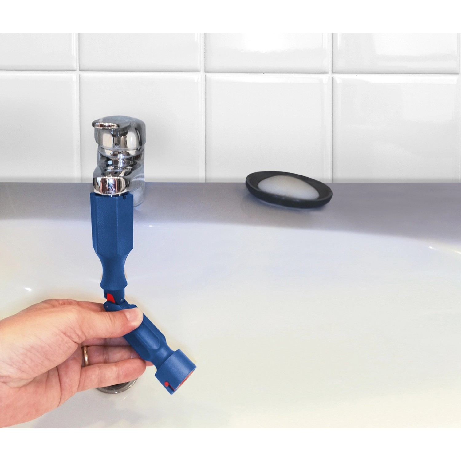 baliv Universal-Montageschlüssel 19in1 im Einsatz an einem Wasserhahn im Waschbecken.