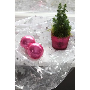 Videx Dekostoff Organza mit Sternen, weiß-silber, mit pinken Kugeln und kleinem Baum als Tischdeko.
