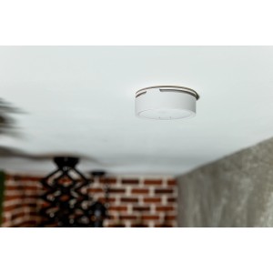 Weißer Shelly Rauchmelder Plus an Zimmerdecke, Hausautomation.