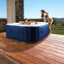 Marineblauer, aufblasbarer Whirlpool SQUARE für 4 Personen im Garten mit 2 Personen.