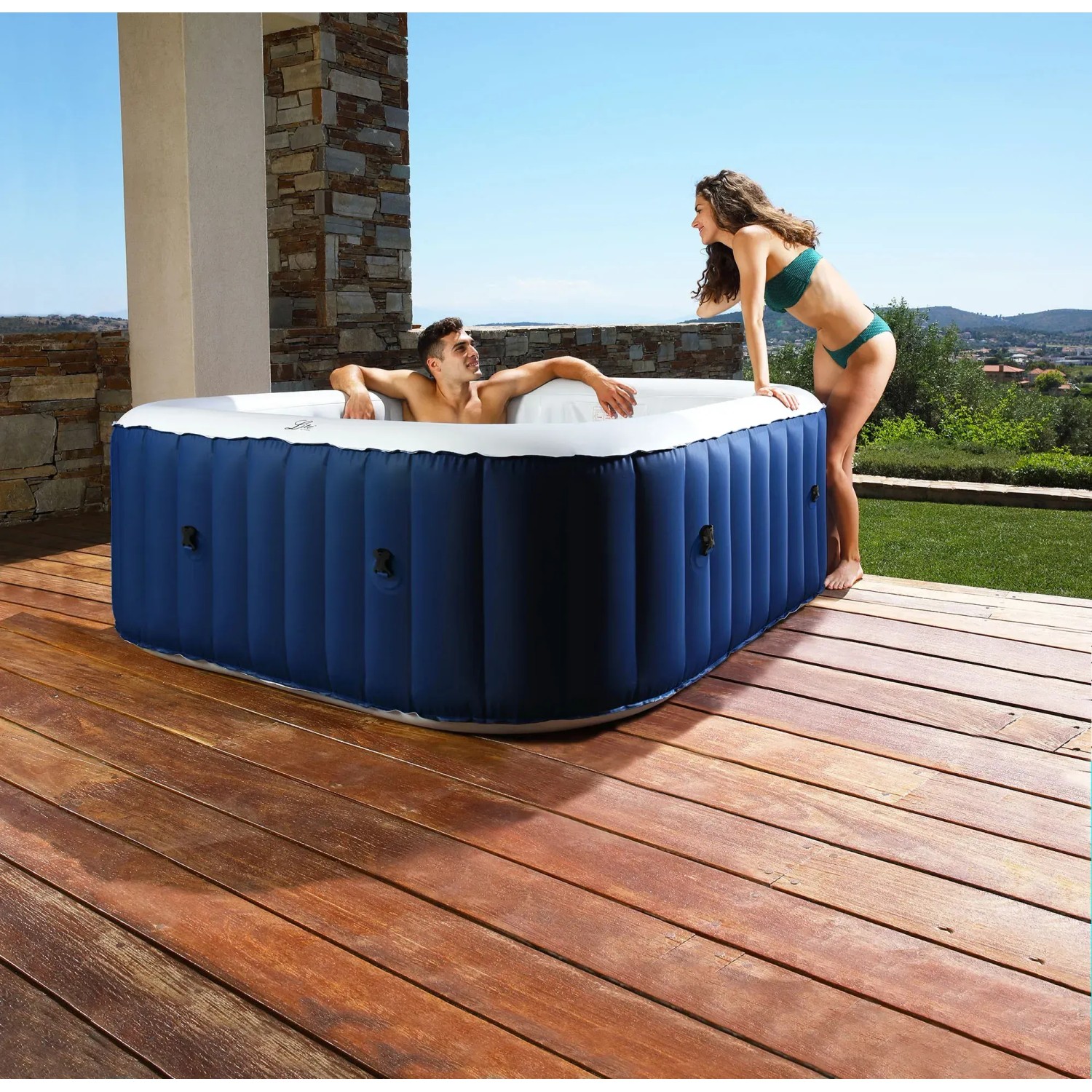 Marineblauer, aufblasbarer Whirlpool SQUARE für 4 Personen im Garten mit 2 Personen.