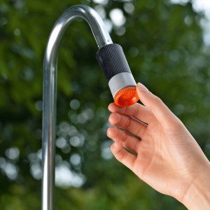 Gardena Gartendusche: Hand reguliert Wasserdurchfluss der Outdoor Dusche.