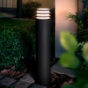 Philips Hue Lucca Wegeleuchte, smarte Außenleuchte in Schwarz mit warmweißem Licht.