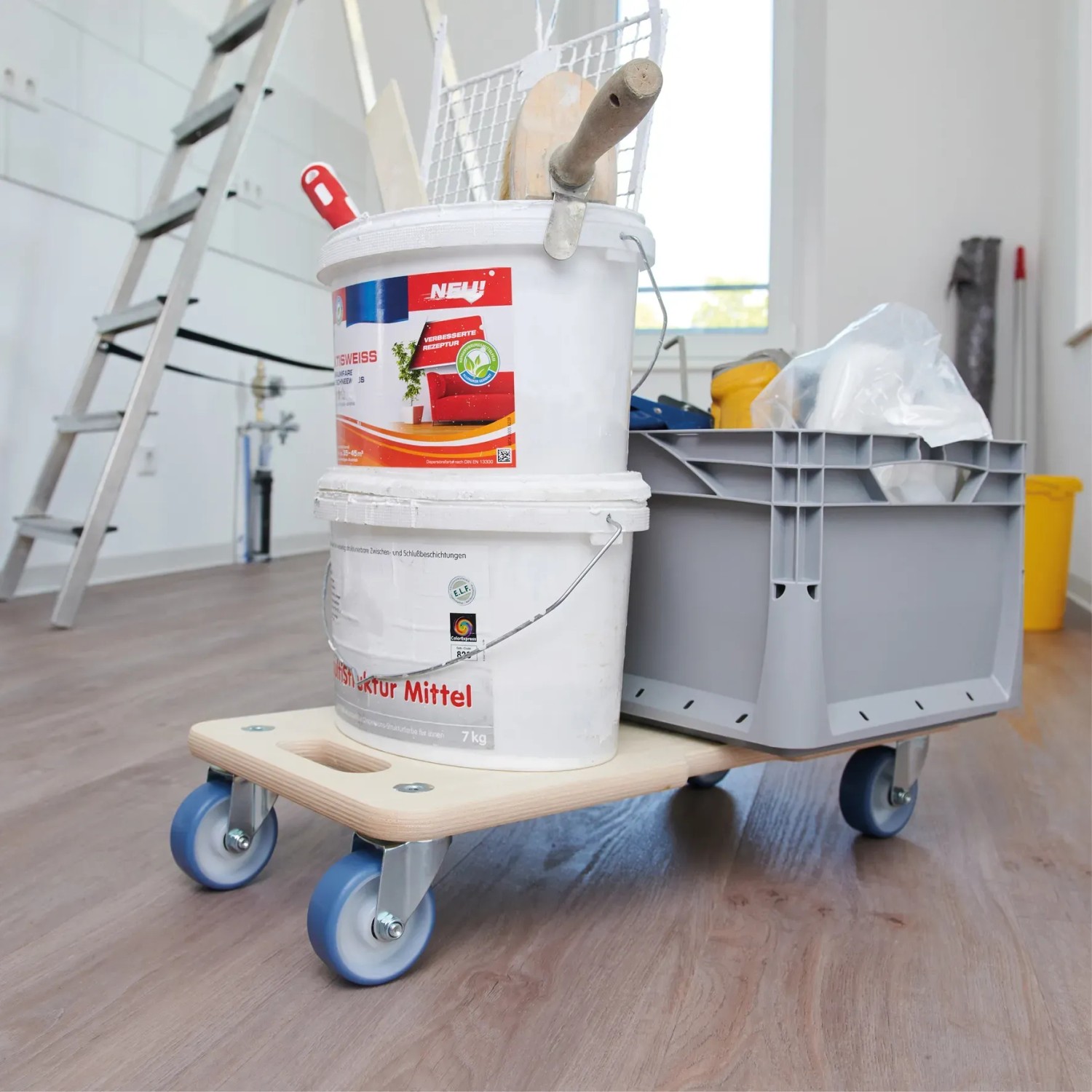 Wagner Transporthilfe mit Farbeimern und Box auf Holzboden. Tragkraft 250 kg.
