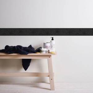 Schwarze, selbstklebende Tapetenbordüre mit floralem Glitzer-Muster von Bricoflor.