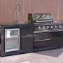 Buschbeck Outdoorküche Cambridge mit Gasgrill, Spüle, Getränkekühlschrank und Seitenbrenner.
