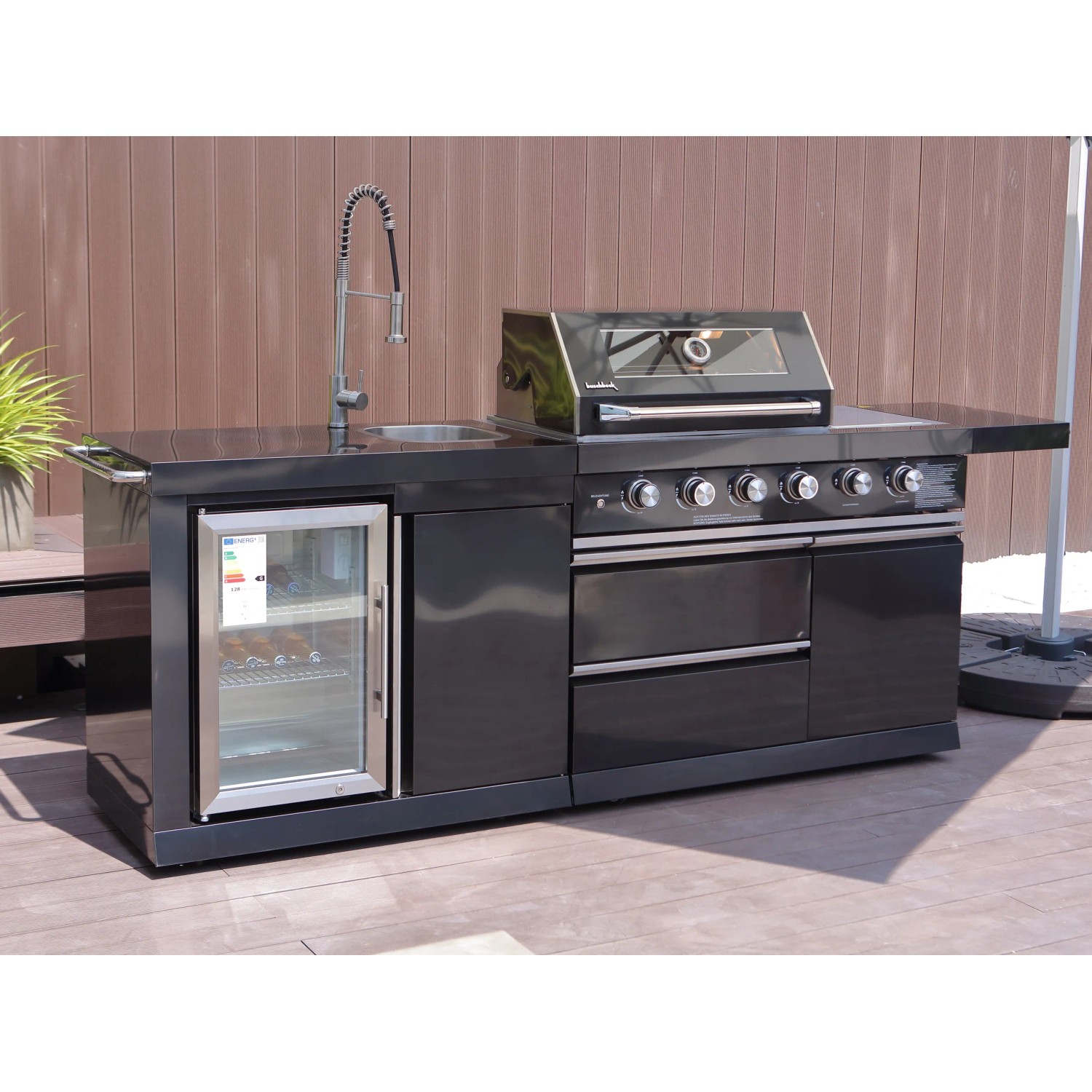 Buschbeck Outdoorküche Cambridge mit Gasgrill, Spüle, Getränkekühlschrank und Seitenbrenner.
