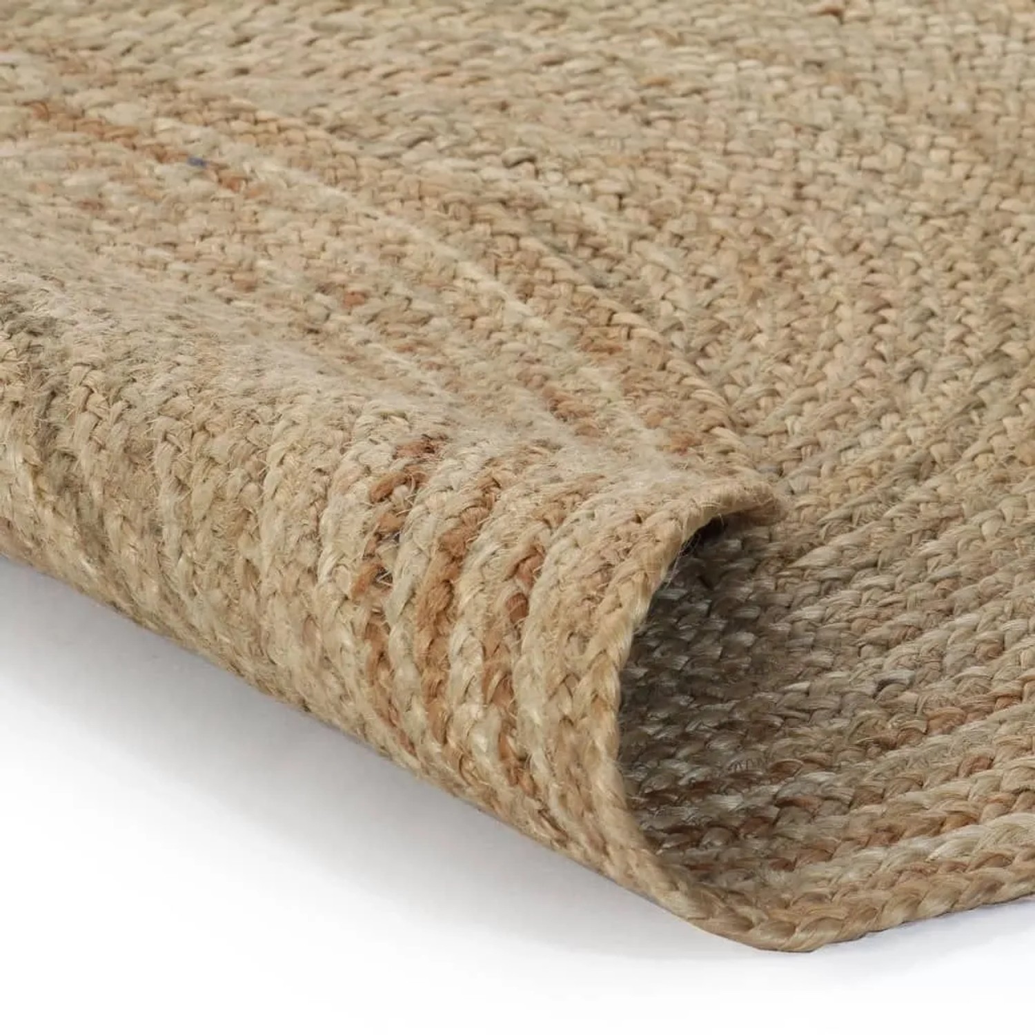 Naturfarbener, geflochtener Jute Teppich, Detailansicht der robusten, runden Textur mit aufgerollter Kante.