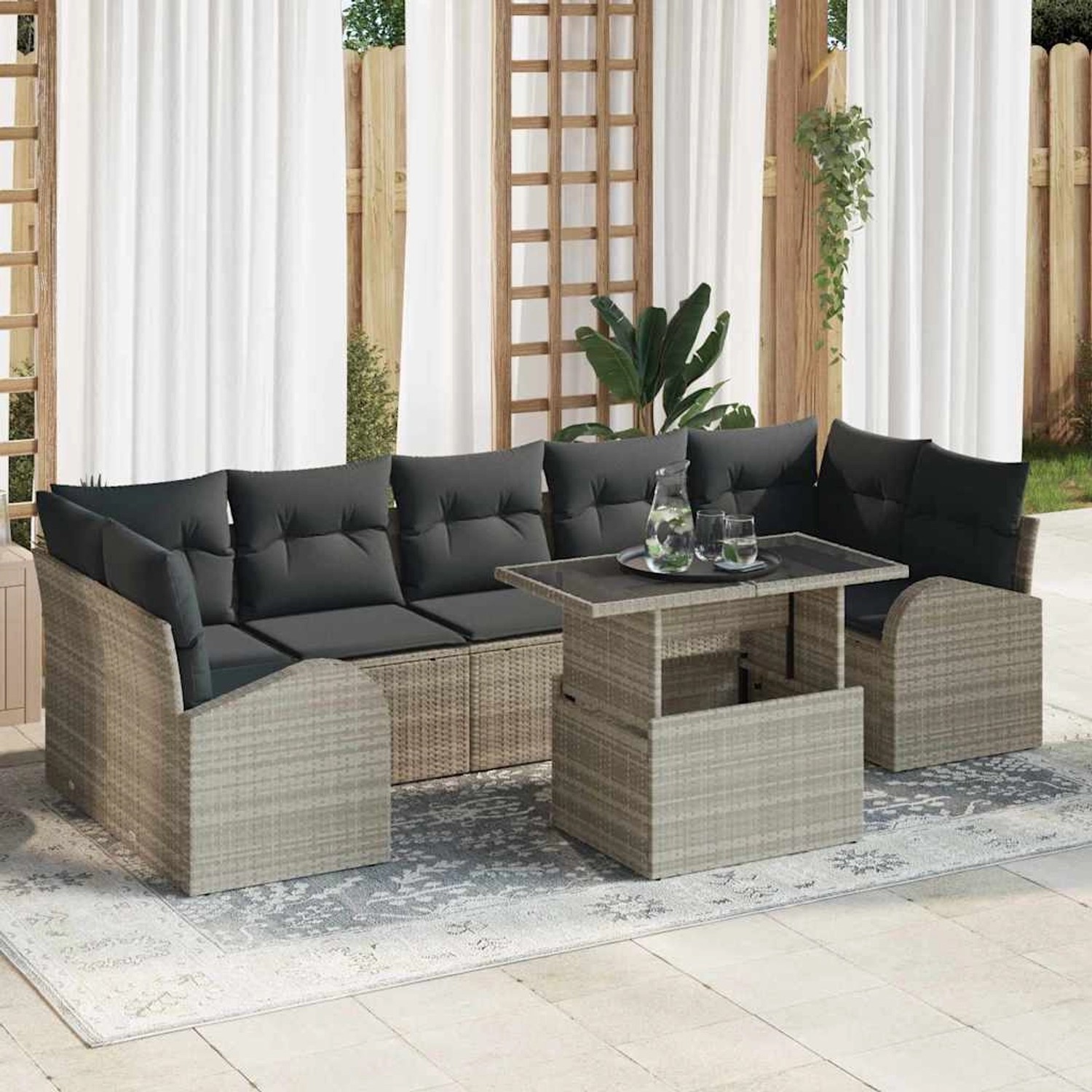 8-teiliges Garten-Sofa-Set hellgrau aus Polyrattan mit Tisch und schwarzen Kissen.