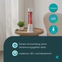 Weiße Eglo LED-Lavatischleuchte mit weinroter Flüssigkeit und orangem Wachs auf einem Beistelltisch. Moderne LED-Tischleuchte.