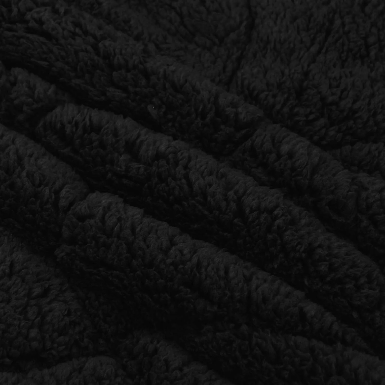 Nahaufnahme: Schwarze vidaXL Sommerdecke (240x260 cm) aus Mikrofaser und Teddy-Fleece.
