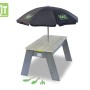 EXIT Aksent Sand- und Wassertisch mit Sonnenschirm und Gartenwerkzeug aus Holz.