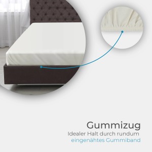 Beiges Bestlivings Spannbettlaken Cashmere Touch 160x200 cm auf einem Bett. Detailaufnahme des Gummizugs.