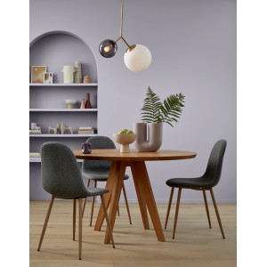 Esszimmer in Lavendelviolett gestrichen mit Alpina Wandfarbe. Runde Tischgruppe mit grauen Stühlen.