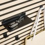 Schwarzes DenPanels Regal (20 cm) für Akustikpaneel mit Schlüssel und Tasche.