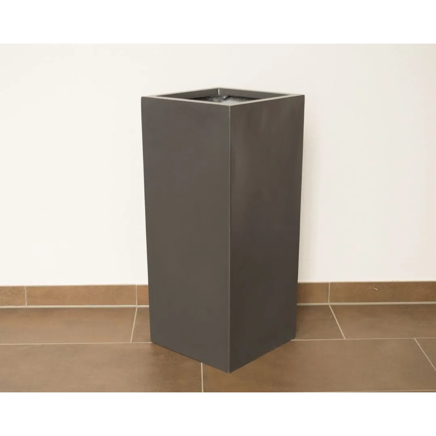 Rechteckiger, anthrazit-metallicfarbener Pflanzkübel Säule aus Fiberglas, 38x38x70 cm.