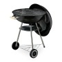 Schwarzer Kugelgrill aus Stahl, fahrbar mit Rädern, offenem Deckel, Grillrost und Holzgriff. Ideal für Garten & BBQ.