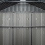 Innenansicht Lifetime Gerätehaus Idaho, graue Kunststoffwände mit Stahlrahmen.