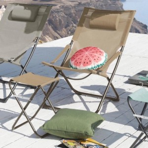 Taupe Svita Tomra Klappliegestuhl mit Hocker und Kopfkissen auf Holzterrasse, ideal für Garten & Camping.