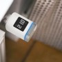 Bosch Smart Home Heizkörperthermostat II Rund am Heizkörper mit digitaler Temperaturanzeige.