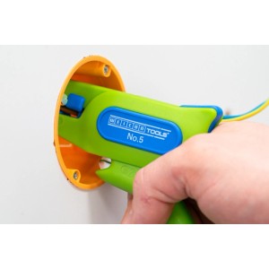 WEICON Abisolierzange No.5 Green Line in Aktion beim Abisolieren eines Kabels.