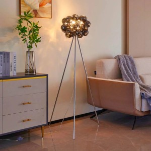 Moderne Lucande Stehlampe Diborah mit Glas-Kugelschirm und Alu-Gestell, 150cm hoch.