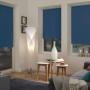Blaues Thermo Rollo von Gardinia, energiesparend und lichtundurchlässig im Wohnraum.
