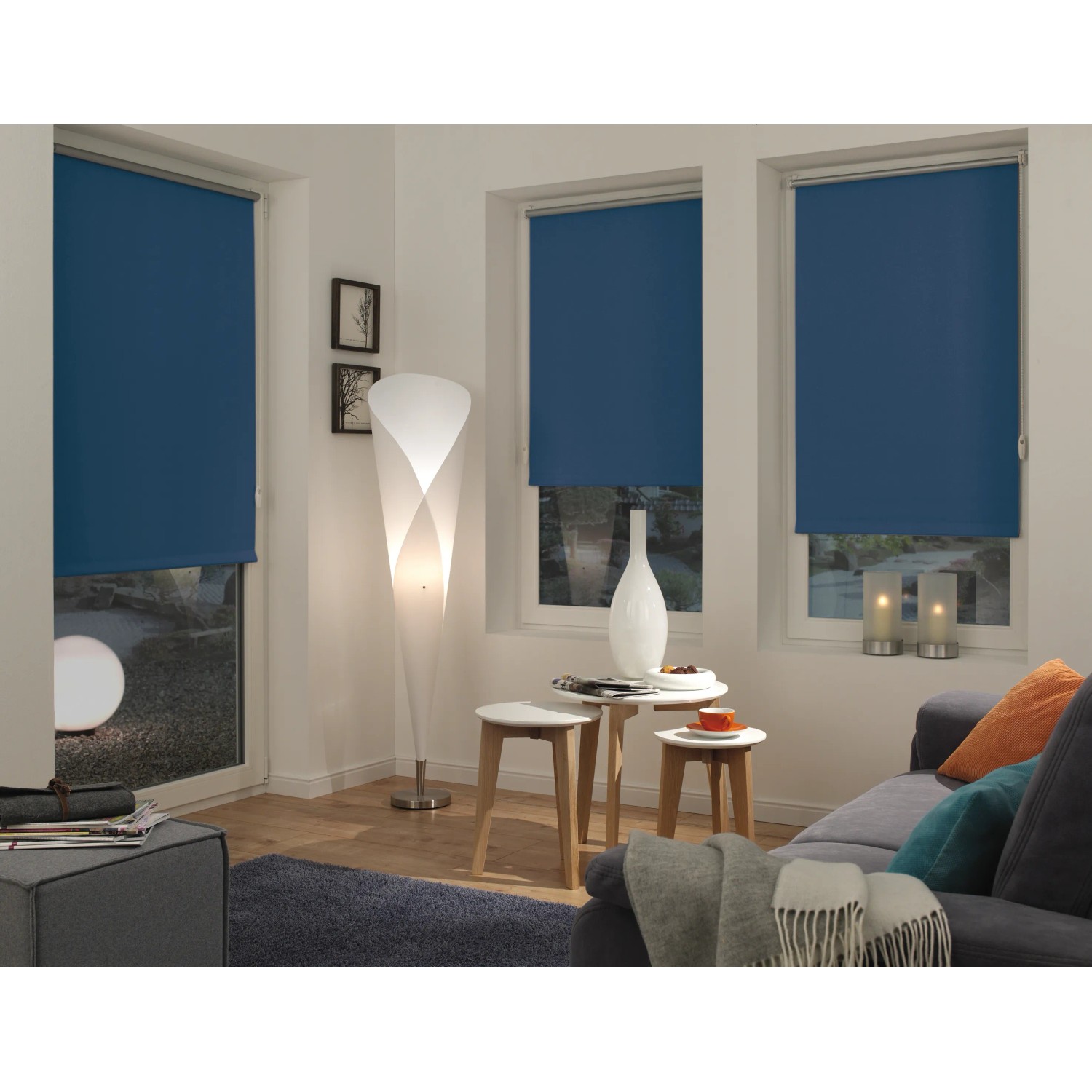 Blaues Thermo Rollo von Gardinia, energiesparend und lichtundurchlässig im Wohnraum.