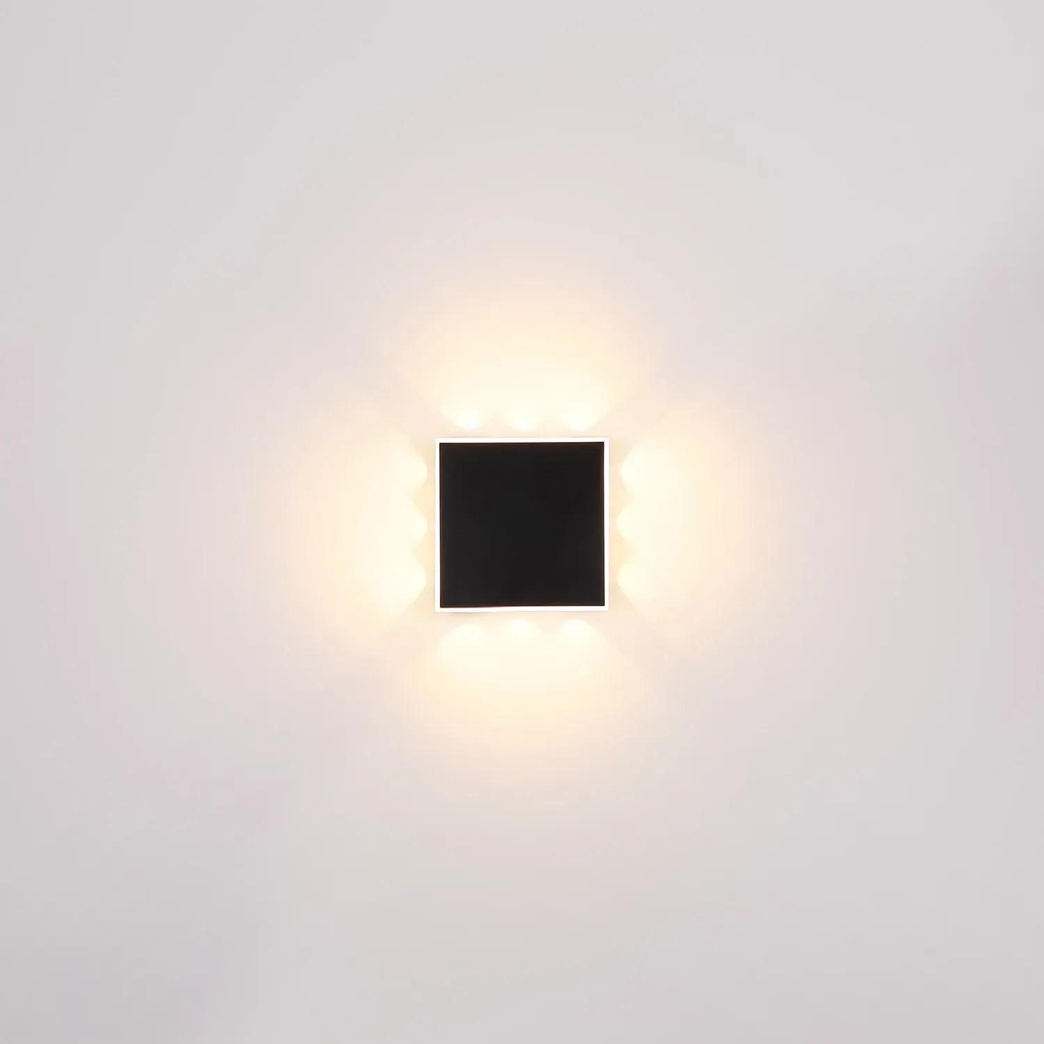 Quadratische, schwarze LED-Wandleuchte Saidy (22x22 cm) von Globo, warmweißes Licht.