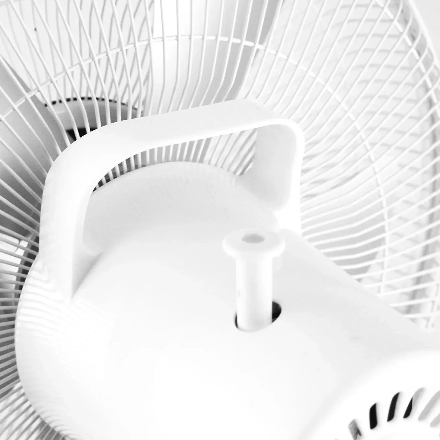 Detailaufnahme: Weißer Emerio Tischventilator, 30 cm Durchmesser. Ventilator für den Schreibtisch.