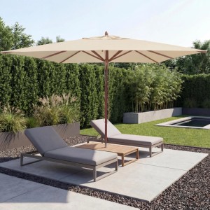 Großer, eckiger Gastronomie Holz-Sonnenschirm 4x4m in Creme auf Terrasse mit Liegen und Garten.