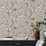 Vliestapete mit Blumenmuster in Grau und Braun, leicht strukturiert.