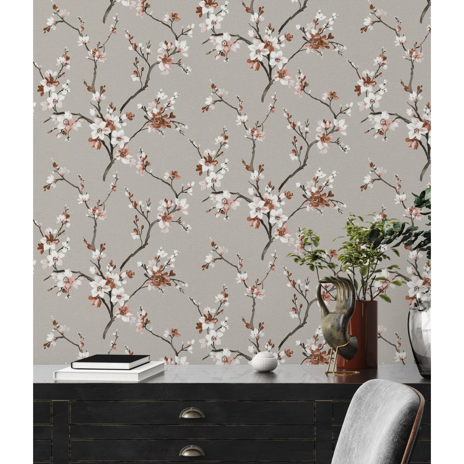 Vliestapete mit Blumenmuster in Grau und Braun, leicht strukturiert.