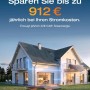 Modernes Haus mit Solarmodulen auf dem Rasen, die Stromkosten senken. Balkonkraftwerk für 912 € jährliche Ersparnis.