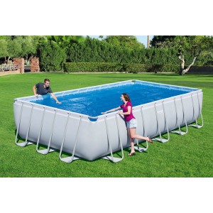 Rechteckiger Pool mit blauer Bestway Solarplane 703x336 cm. Schützt vor Schmutz und wärmt das Wasser.