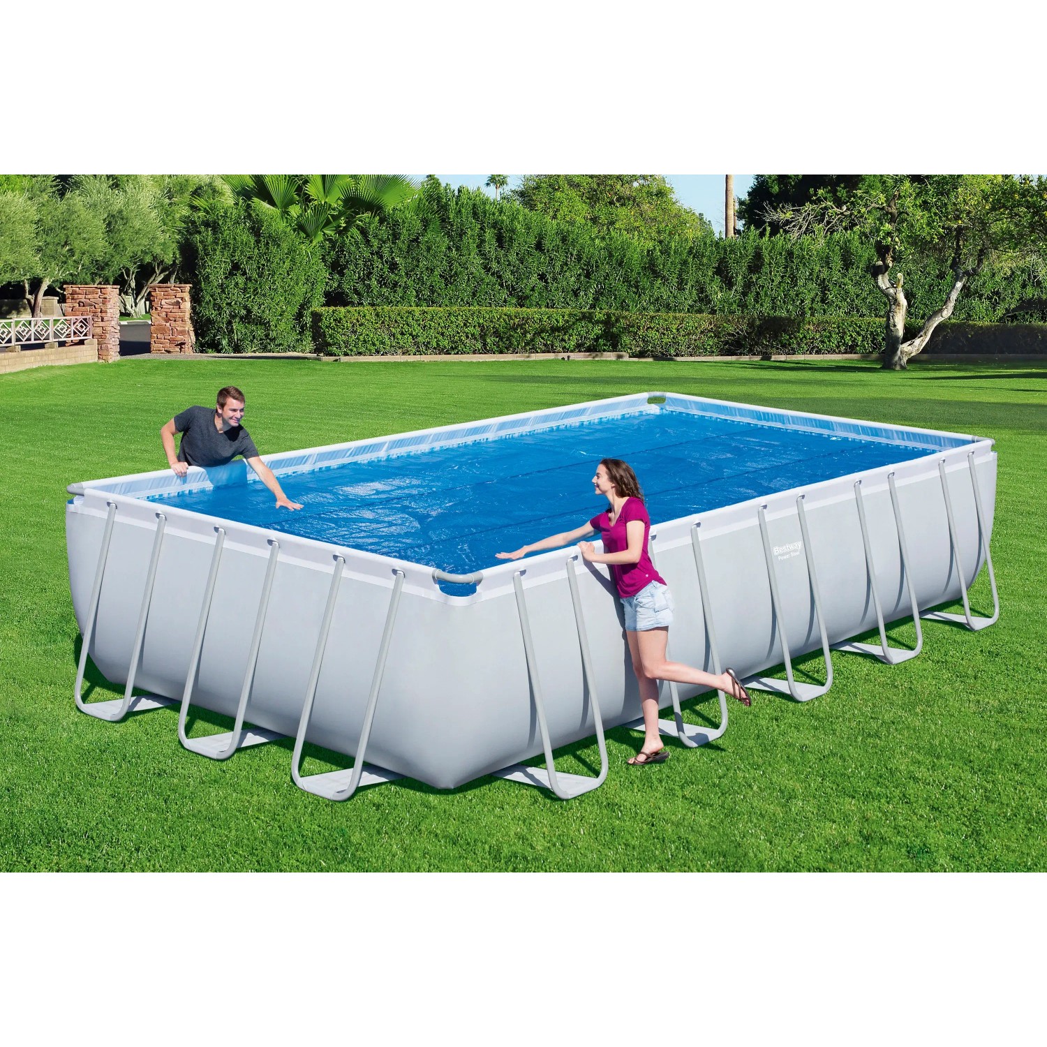 Rechteckiger Pool mit blauer Bestway Solarplane 703x336 cm. Schützt vor Schmutz und wärmt das Wasser.