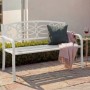 Weiße MCW Gartenbank F44 aus pulverbeschichtetem Stahl mit dekorativer Rückenlehne für 2 Personen auf der Terrasse.