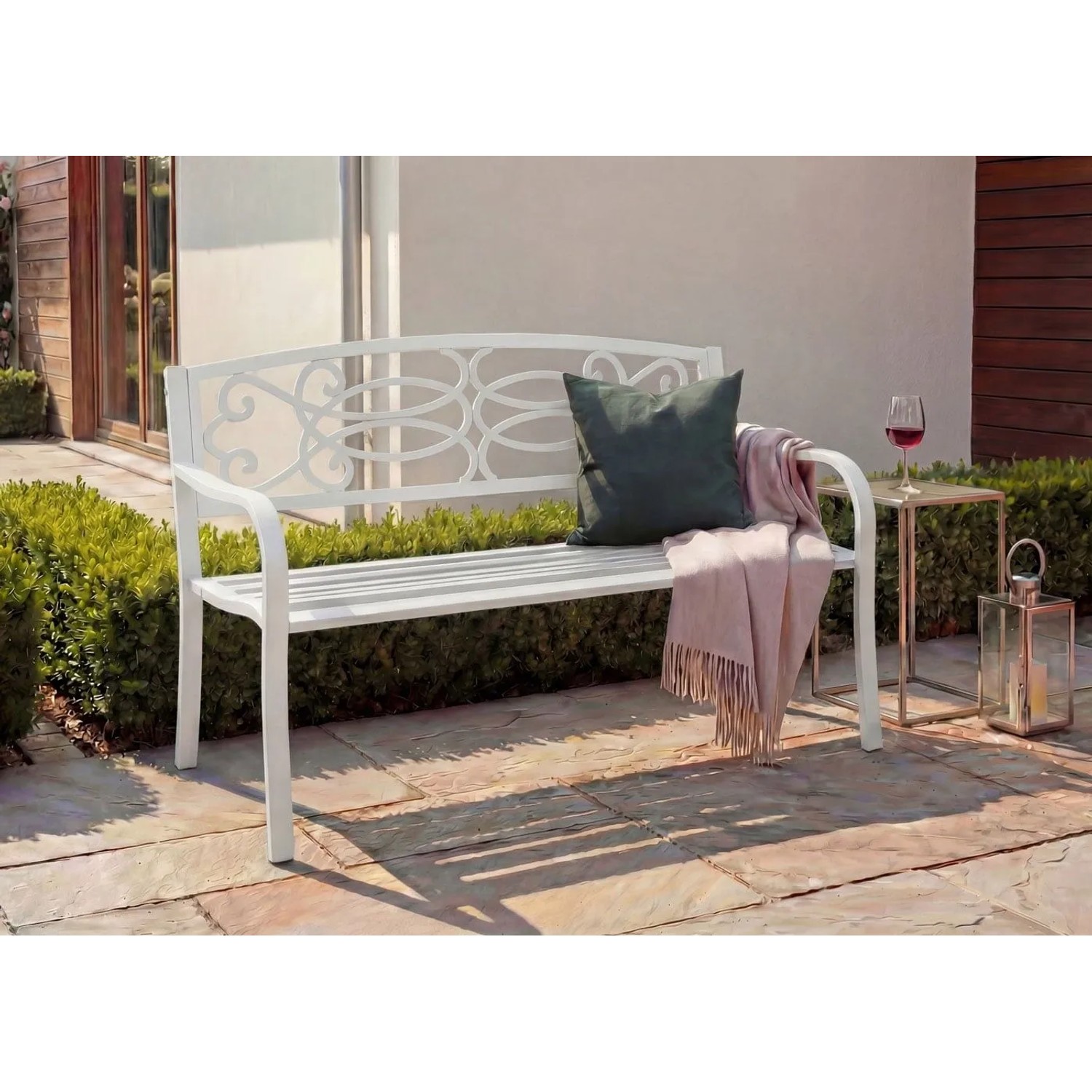 Weiße MCW Gartenbank F44 aus pulverbeschichtetem Stahl mit dekorativer Rückenlehne für 2 Personen auf der Terrasse.