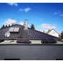 MyVoltaics Balkonkraftwerk mit zwei transparenten Solarmodulen auf einem Dach installiert.