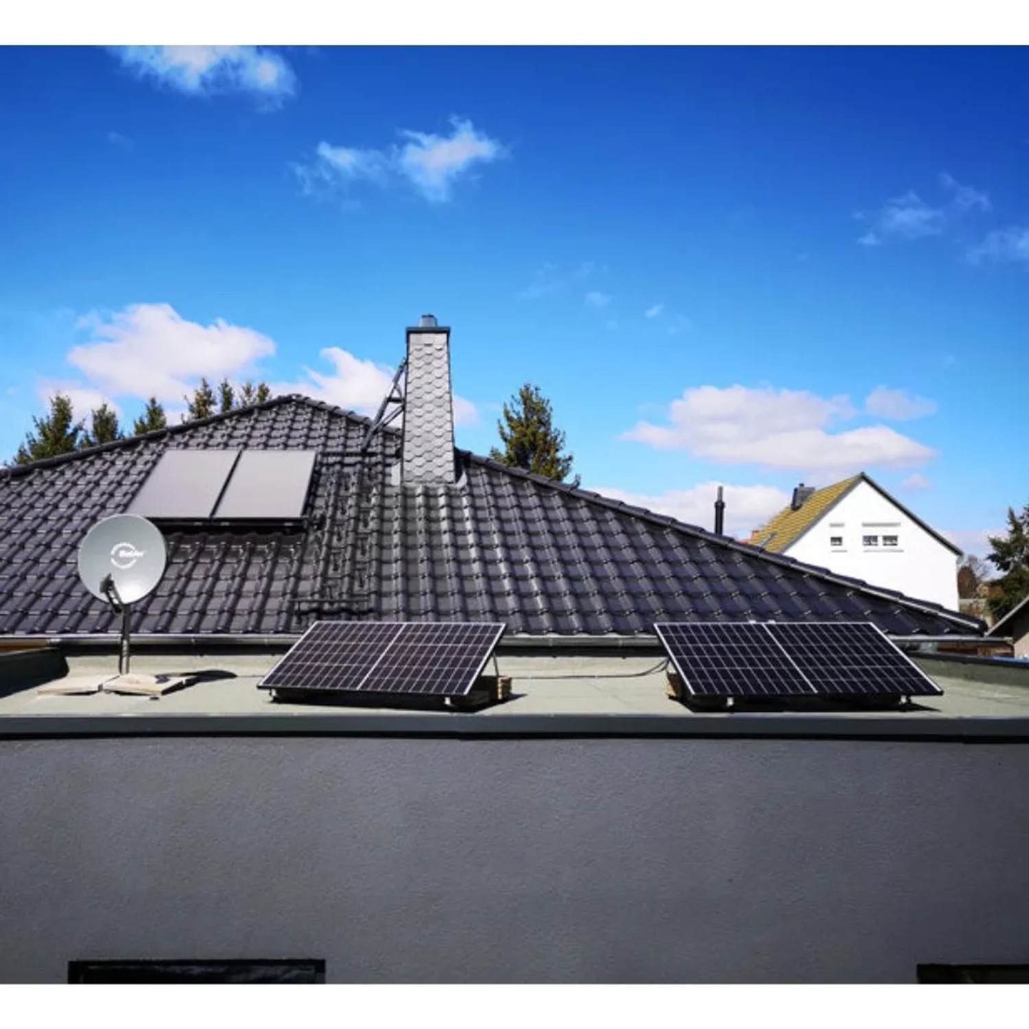 MyVoltaics Balkonkraftwerk mit zwei transparenten Solarmodulen auf einem Dach installiert.