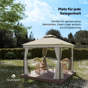 Beiger Blumfeldt Mondo Dual Pavillon 3x3 m mit Doppeldach und Moskitonetzen im Garten.
