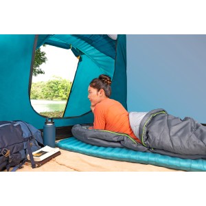 Frau liegt in Schlafsack auf Single-Isomatte TerrainPro™ im Zelt. Camping & Outdoor Zubehör.