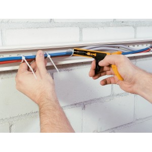 Anwendung der roten Kabelbinderpistole zum Spannen und Schneiden von Kabelbindern.