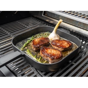 Enders Guss-Bratpfanne L mit Steaks, Knoblauch und Rosmarin auf dem Grill.
