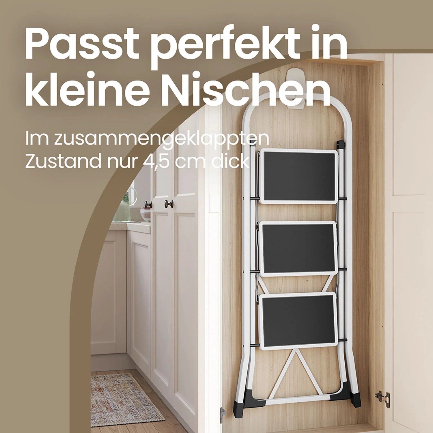 Zusammengeklappte, weiße Songmics Trittleiter Brody mit 3 Stufen in einem Schrank. Platzsparend.
