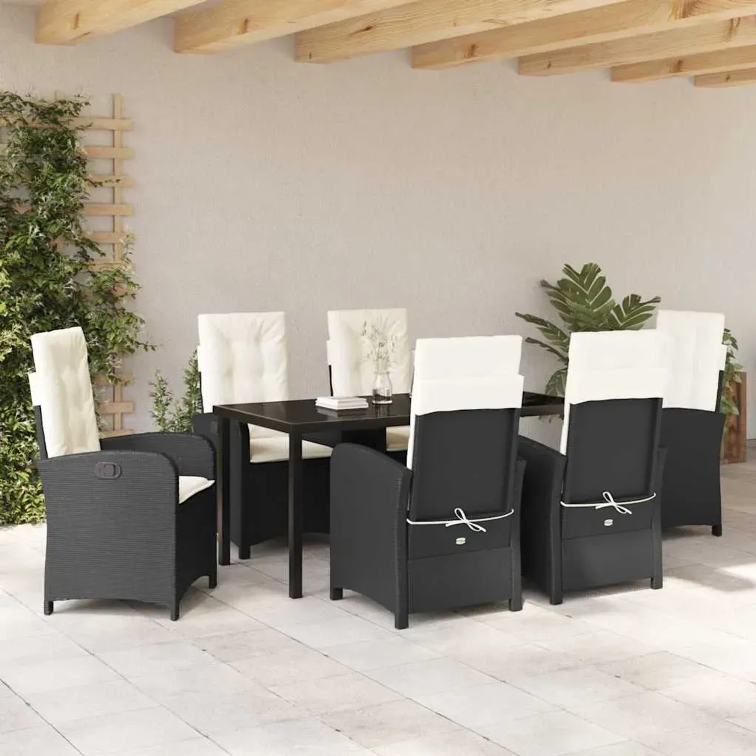 7-teilige Garten Essgruppe aus Poly Rattan, schwarz, mit Tisch und Stühlen mit cremefarbenen Auflagen.