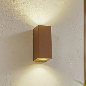 Moderne, braune Lucande Xava Außenwandleuchte aus Aluminium mit zwei GU10 Fassungen.